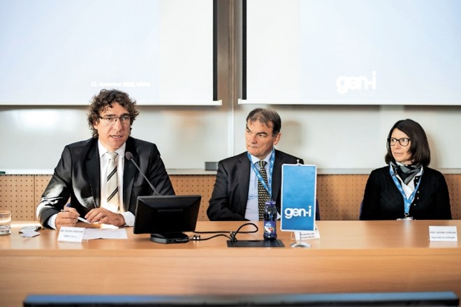 Dr. Dejan Paravan (levo), mag. Bojan Žlender in mag. Alenka Domjan med posvetom arhiv GEN-I