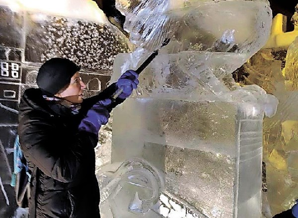 Ledeno deželo so umetniki več dni ustvarjali s pomočjo motornih žag, dlet, kotnih brusilnikov ter s pripomočkom, ki ga ima...