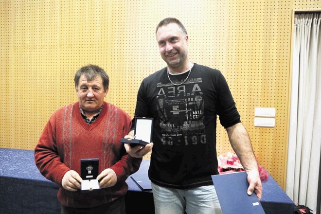 Z desne: Alojz Lah iz Velikih Lesc in Jože Župec iz Budganje vasi - dobitnika medalje za požrtvovalnost.