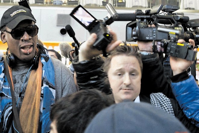 Aretirani kanadski poslovnež na Kitajskem Michael Spavor v sredini na arhivski fotografiji s košarkarjem Dennisom Rodmanom...