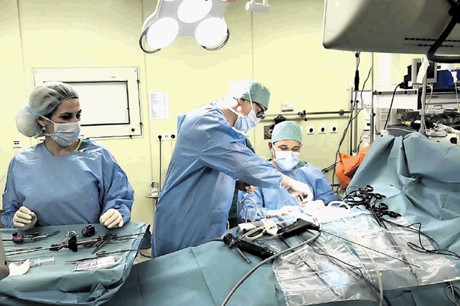 Dosežek je plod izredno dobrega timskega dela kirurgov in instrumentark, ki kirurgu pripravijo primerne instrumente za...