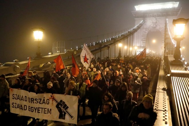 #foto Pred madžarskim parlamentom nasilni protesti proti novi delavski zakonodaji