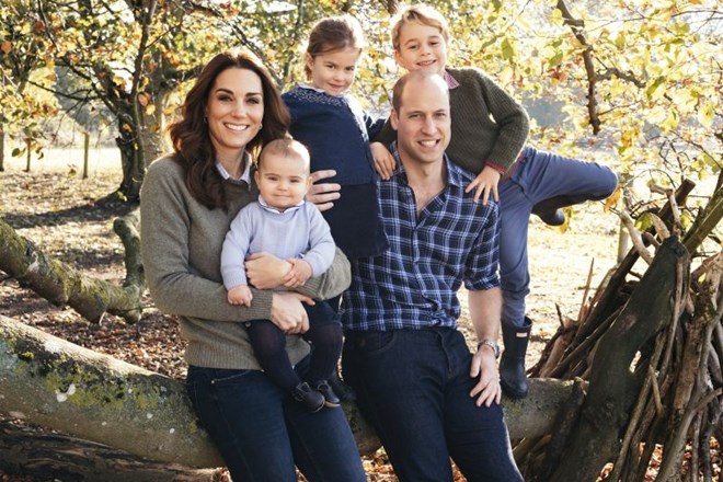 #foto Britanska kraljeva družina izdala tradicionalna božična voščila 