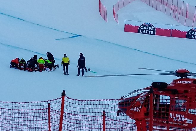 Marc Gisin je po padcu obležal v snegu.