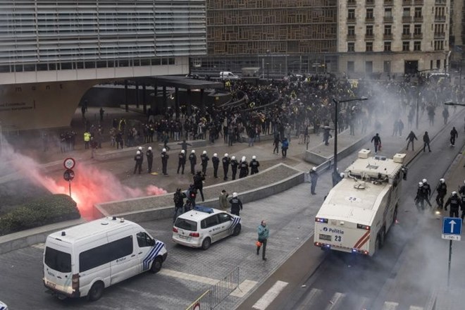 #foto #video Bruselj: na protestih proti dogovoru o migracijah tudi kamenje in solzivec