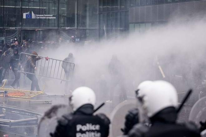#foto #video Bruselj: na protestih proti dogovoru o migracijah tudi kamenje in solzivec
