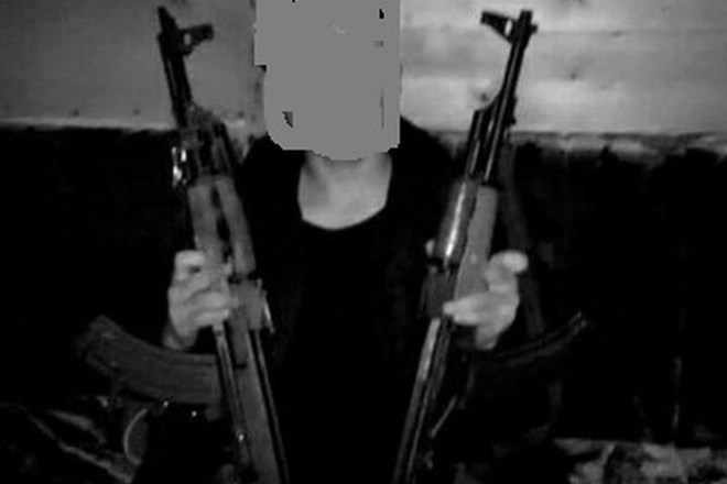 Fotografija z družbenega omrežja, ki jo je objavil mladoletni državljan Kosova in na kateri pozira z dvema kalašnikovkama.