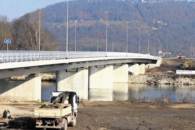 Gradbena dela na novem krškem mostu v Žadovinku so končana, tehnični prevzem naj bi se zgodil v začetku leta, odprtje mostu...