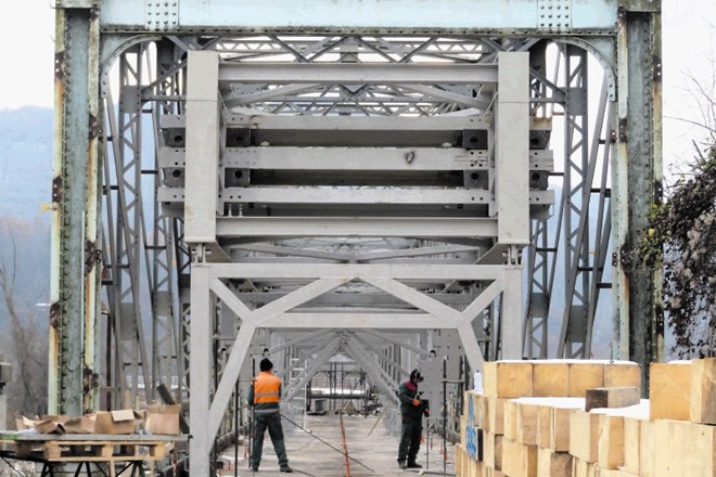 Delavci podjetja Rafael na železnem mostu čez Savo v Brežicah pripravljajo vse potrebno za podprtje mostu s posebno železno...