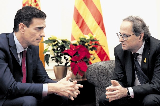 Španski premier Sanchez (levo) in katalonski predsednik Torra sta se v Barceloni usedla za skupno mizo in se zavezala...