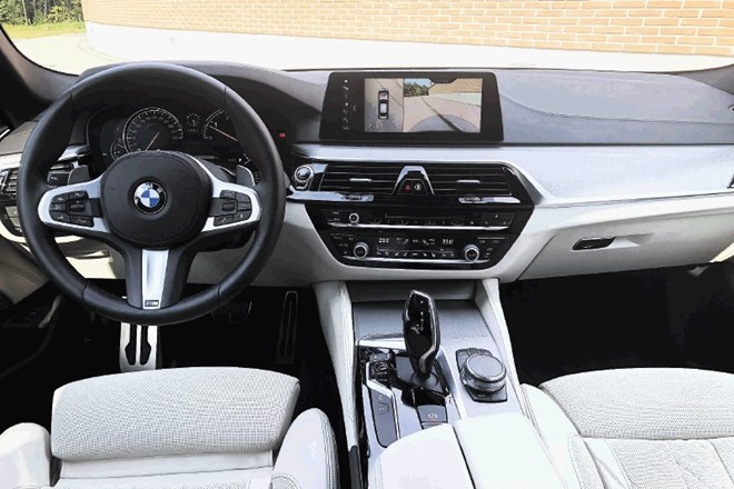 BMW serije 5 in audi A6: Kaj dosti več si voznik že težko zaželi