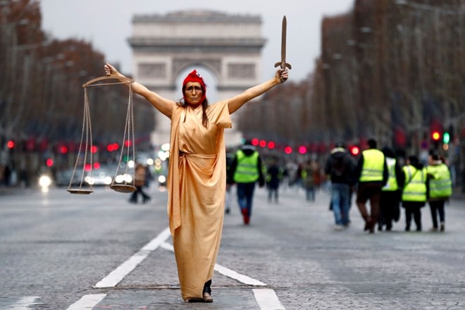 #foto V Franciji manjša udeležba na protestih rumenih jopičev