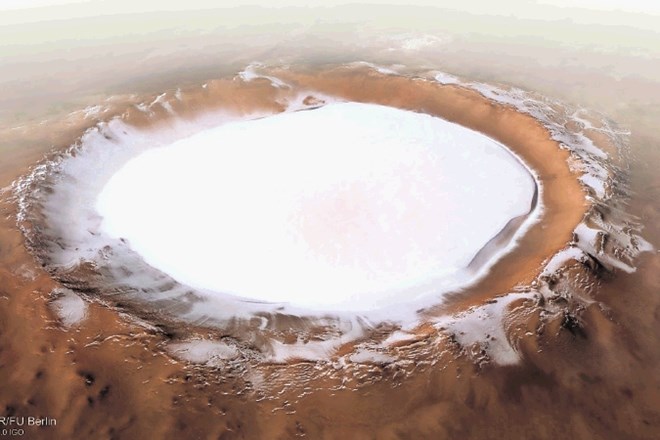 Krater Koroljev prekriva skoraj dva kilometra debela plast ledu.