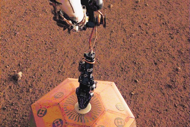 Robotska roka sonda InSight med odlaganjem seizmometra na Marsu