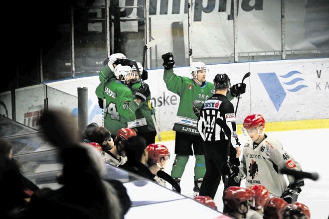 Hokejisti Olimpije (v zelenem) so proti Jesenicam v naletu petih zmag zapovrstjo.