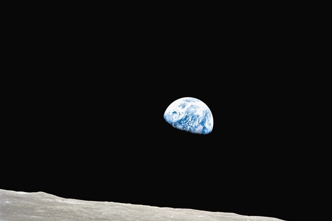Ko so astronavti v Apollu 8 četrtič obkrožili Luno, so ujeli  vzhajanje Zemlje in ga ovekovečili s fotoaparatom.