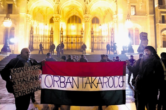 Vikend nezadovoljstva z voditelji v Franciji, Srbiji in na Madžarskem