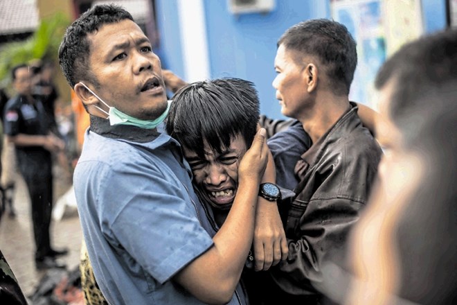 Šok in trpljenje Indonezijca, ki je pravkar identificiral sorodnika, žrtev uničujočega cunamija, je takole ovekovečil...