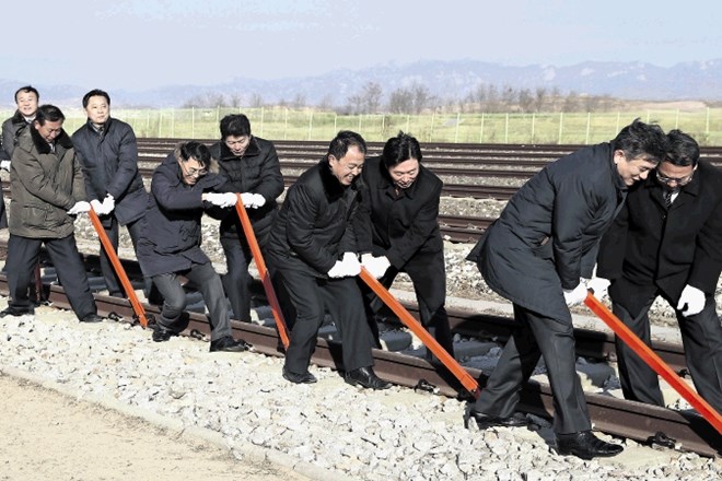 Vladni predstavniki obeh Korej so družno simbolično povezali železniško progo med državama ob zavedanju, da je do dejanske...