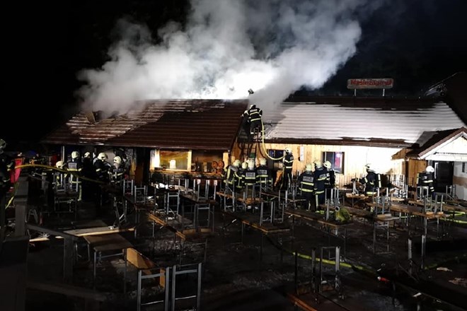 #foto Po sinočnjem požaru na Rogli lokal Mašinžaga obratuje normalno, terasa je polna smučarjev