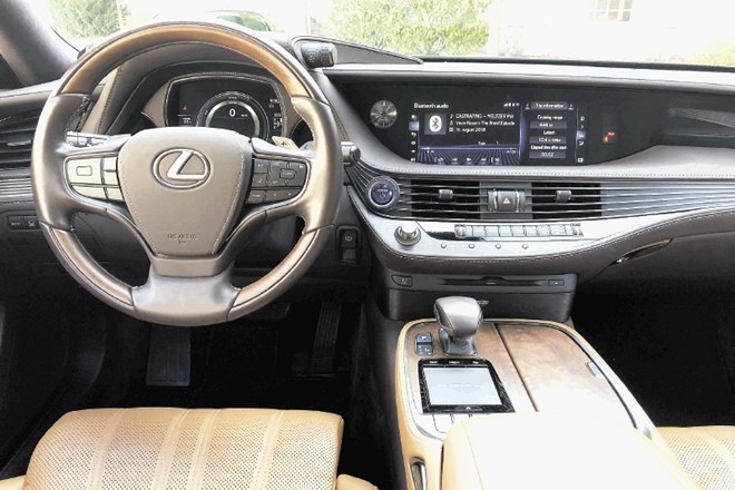 Lexus LS 500h AWD luxury: Občutek lebdenja skazi hrup pospeška