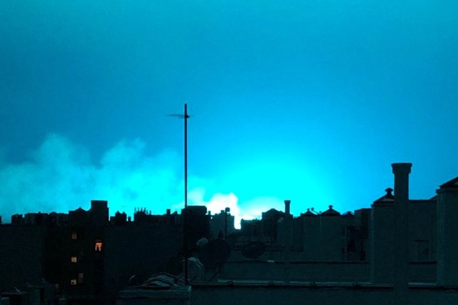 #foto #video Zakaj se je nočno nebo nad New Yorkom obarvalo turkizno?