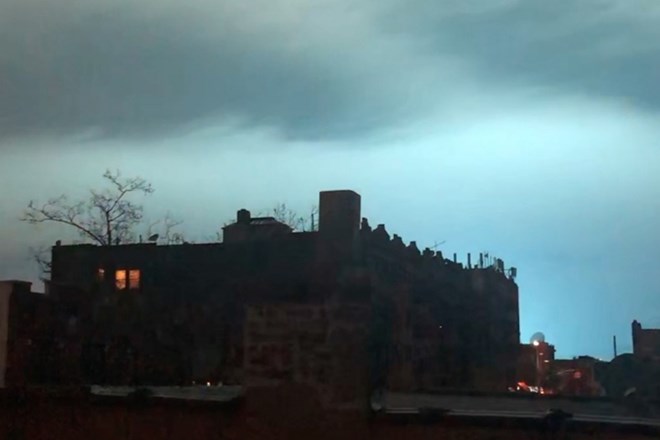 #foto #video Zakaj se je nočno nebo nad New Yorkom obarvalo turkizno?