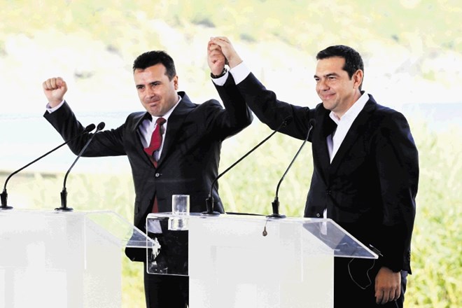 Makedonski in grški premier Zoran Zaev in Aleksis Cipras sta 17. junija dvignila roke ob podpisu sporazuma o rešitvi...