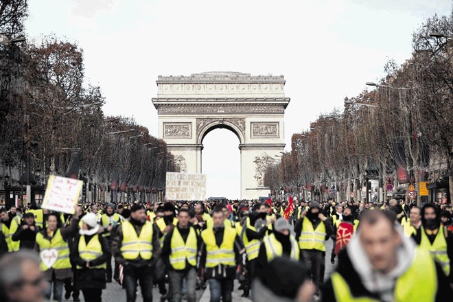 Protesti gibanja rumenih jopičev v Franciji  so izšli iz nasprotovanja podražitvam goriva, nato pa prerasli v širšo kritiko...