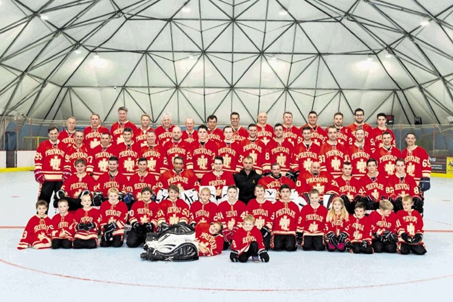 Prevojski hokejski klub danes šteje 186 članov, ki delujejo v različnih sekcijah: veterani ohranjajo tradicijo igranja hokeja...