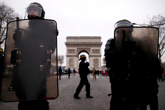#foto Sedmo soboto na francoske ulice manj rumenih jopičev