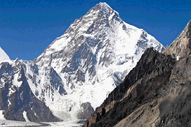 Lovoriko prvih, ki bi jim uspelo pozimi stopiti na 8611 metrov visoki K2, bosta v novem letu lovili španska in ruska...