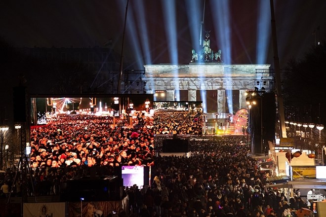 V Berlinu se je na veliki zabavi pred Brandenburškimi vrati zbralo več deset tisoč ljudi.