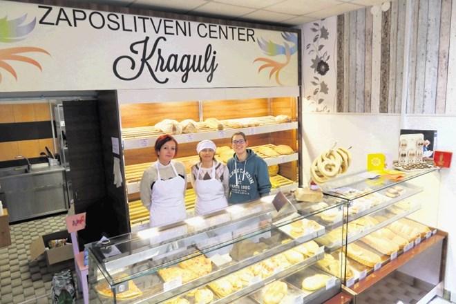 Zaposlene v pekarni Zaposlitvenega centra Kragulj na Blejski Dobravi ves čas poslušajo zahvale za odziv na potrebe krajanov....