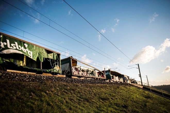 #foto Nesrečo na Danskem morda zakrivil prazen tovornjak na vagonu tovornega vlaka