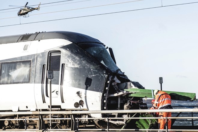 #foto Nesrečo na Danskem morda zakrivil prazen tovornjak na vagonu tovornega vlaka