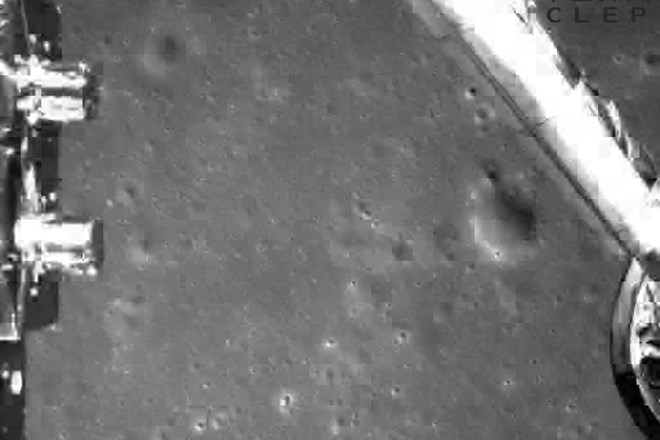 Slika, ki je nastala na temni strani Lune med pristajanjem sonde.