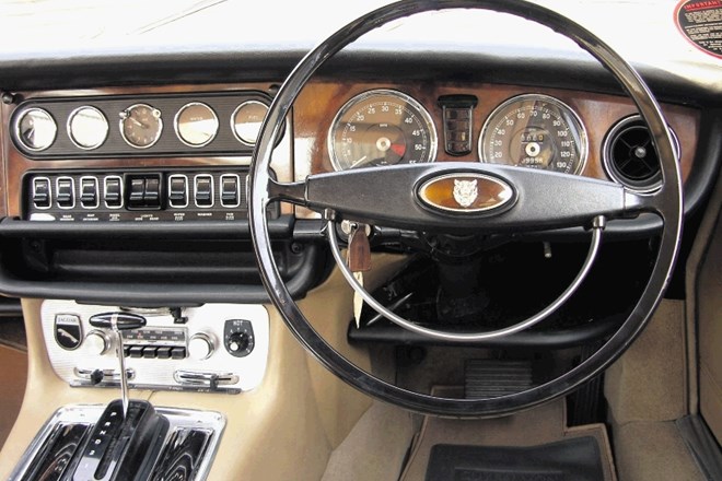 Že prva generacija XJ je imela servo volan, usnjeno oblazinjenje in klimatsko napravo. Avto so oglaševali kot najboljšega...