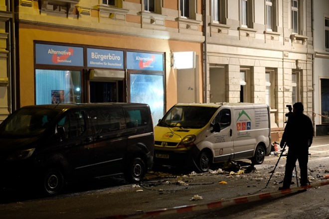 #foto Pred uradom AfD na vzhodu Nemčije odjeknila eksplozija, prijeli tri osumljence