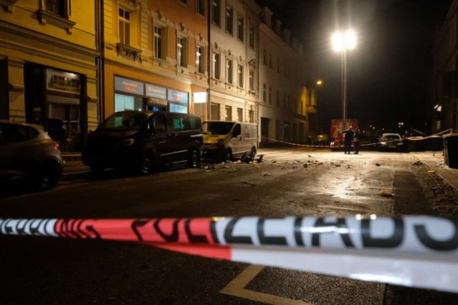 #foto Pred uradom AfD na vzhodu Nemčije odjeknila eksplozija, prijeli tri osumljence