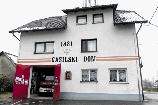 Obstoječi gasilski dom v Šentjerneju, v katerem je prostora zgolj za eno vozilo, zaradi statike ne dopušča več dograditve...