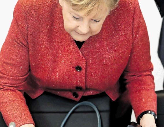 Nemška kanclerka Merklova je bila ena od tarč spletnih kriminalcev. Objavili so njen spletni naslov ter nekaj pisem, ki jih...