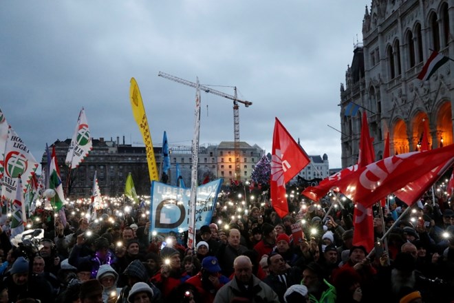 V Budimpešti se je  na ulicah zbralo več tisoč protivladnih protestnikov.