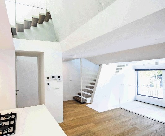 Preplet prostorov skozi več etaž objektov s pomočjo notranjih atrijev daje notranjosti hiš dinamiko in povezanost etaž od...