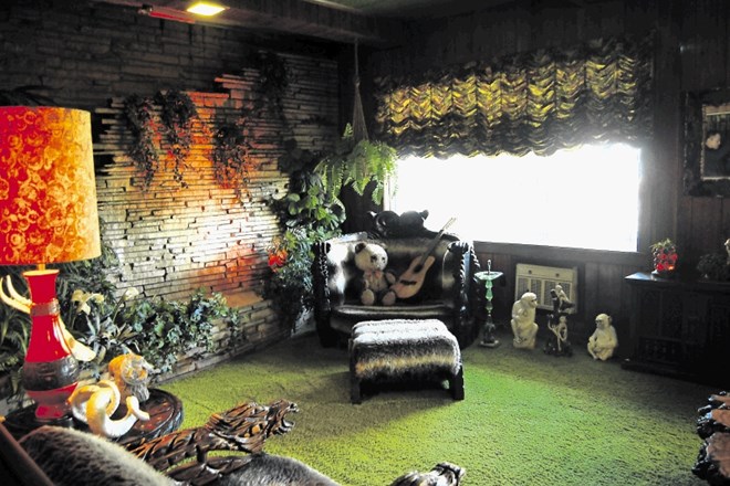 »Jungle room«, torej v duhu džungle opremljena soba, je ena bolj kičastih sob v Gracelandu.