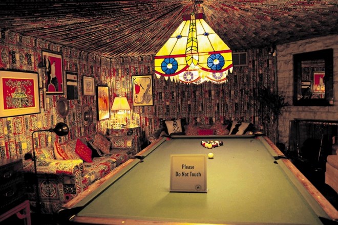 Za sproščanje in druženje s prijatelji si je Elvis dal urediti tudi sobo z biljardno mizo.