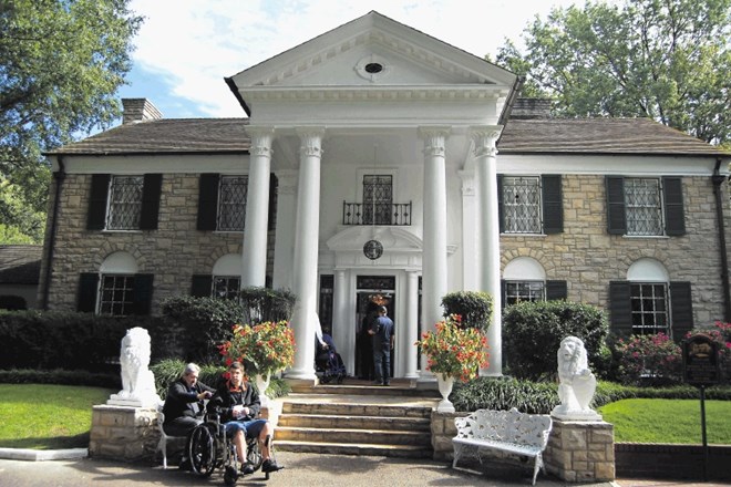 Hiša, v kateri je Elvis stanoval dve desetletji, je verjetno eden najbolj fotografiranih domov v ZDA.
