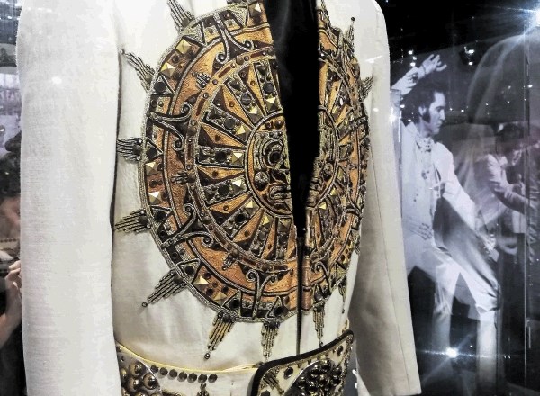V muzeju v sklopu Gracelanda je tudi obsežna razstava (kičastih) oblačil, po katerih je kralj rokenrola slovel.