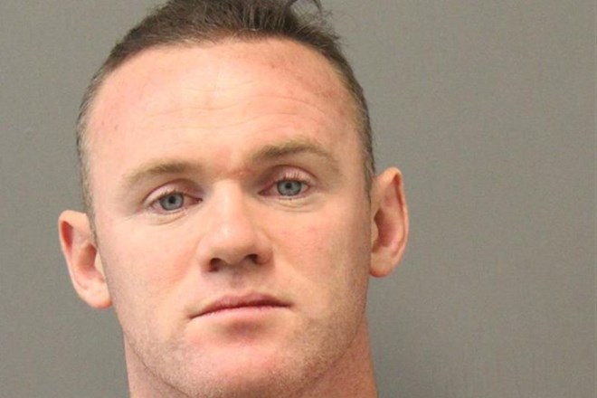 Wayne Rooney aretiran po tem, ko je na letalu mešal tablete za spanje in alkohol