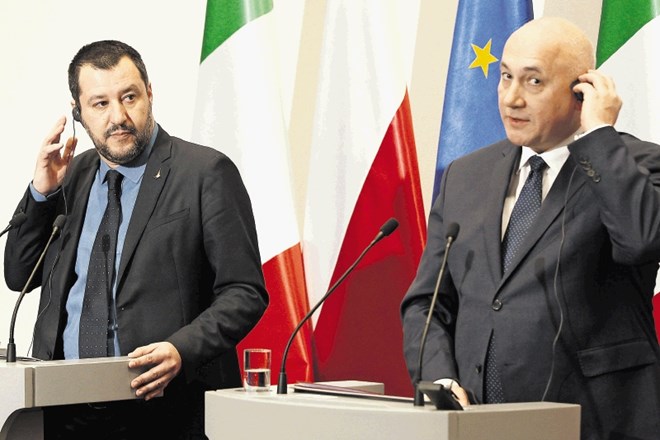 Italijanski notranji minister Salvini (levo) se je ob poskusu oblikovanja naveze z vladajočo stranko Jaroslawa Kaczynskega...